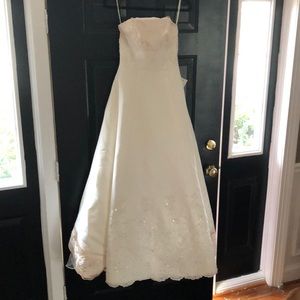 Wedding gown.Never worn.